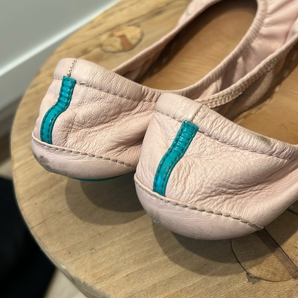 Light pink Tieks Size 7 flats - Picture 5 of 9